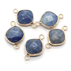Set de 5 colgantes de piedra natural azul facetada con bordes dorados y conectores