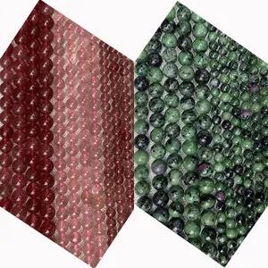Gros plan de perles naturelles en quartz fraise et rubis zoisite pour bijoux DIY
