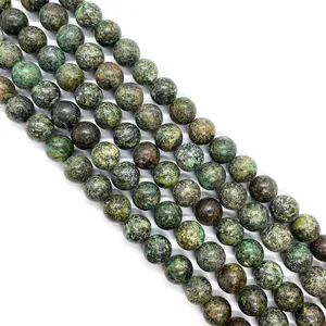 Detailweergave van ronde Afrikaanse turquoise kralen met natuurlijke groene en bruine texturen