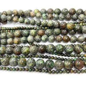 Macro-opname van natuurlijke Afrikaanse turquoise ronde kralen met groene texturen