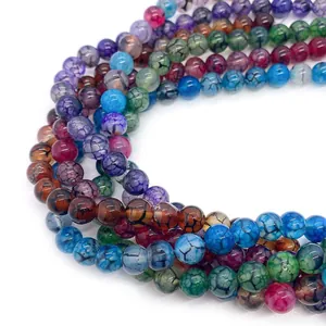 Macro-opname van veelkleurige drakenaderagaat kralen voor DIY sieraden maken en knutselen