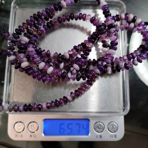 Λήψη macro από μωβ ριγέ χάντρες αχάτη βάρους 65,74g σε ζυγαριά ακριβείας