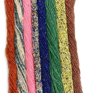 Macro-opname van 2mm gefacetteerde kralen van natuursteen in diverse kleuren voor sieraden