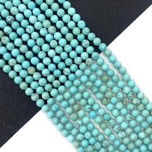 Macro-opname van blauwe turkooizen ronde kralen met natuurlijke nerven voor DIY-sieraden