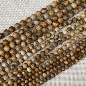 Dettaglio macro di perle naturali in diaspro con venature marroni uniche