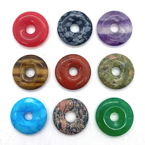 Set mit neun 20mm Naturstein-Anhängern in verschiedenen Farben auf weißem Grund