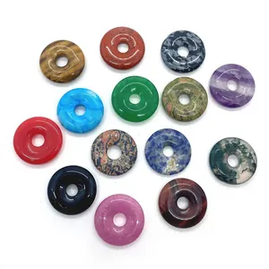 Sortiment an Naturstein-Donut-Anhängern aus Tigerauge und Quarz für DIY-Schmuck