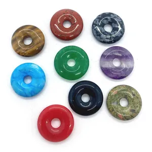 Sortierte Anhänger aus Naturstein-Donuts, inklusive Tigerauge und Lapislazuli-Edelsteinen
