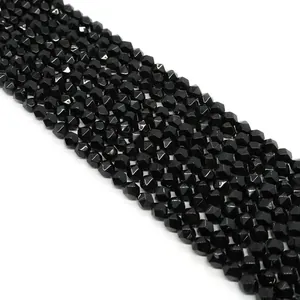 Gepolijste zwarte onyx gefacetteerde kralen voor DIY sieraden maken op een witte achtergrond
