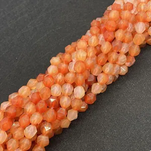 Vista macro di perle di agata rossa sfaccettate con texture naturale e toni arancio