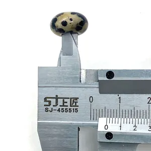 Nahaufnahme der Messung einer 10mm Dalmatiner-Jaspis-Perle mit einem Metall-Messschieber