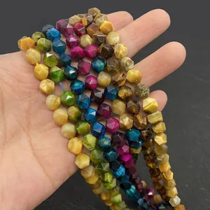 Primo piano di perle sfaccettate in occhio di tigre naturale da 8mm in colori vivaci DIY