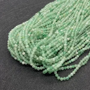 Vista macro di perle sfaccettate in avventurina verde chiaro da 2 mm per gioielli fai da te