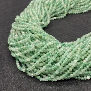 Dettaglio di perline sfaccettate in aventurina verde naturale per creazione gioielli