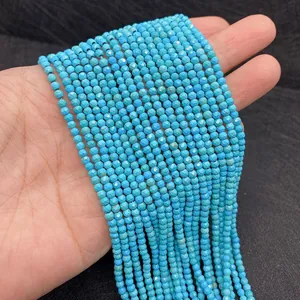 Macro-opname van 2mm facetgeslepen blauwe turquoise kralen voor sieraden