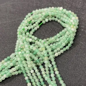 Dettaglio macro di perline sfaccettate in avventurina verde per creazione gioielli