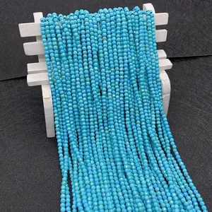 Detailopname van 2-4mm gefacetteerde turquoise kralen op standaard voor sieraden