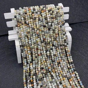 Vista detallada de cuentas facetadas de piedra natural en colores para joyería DIY