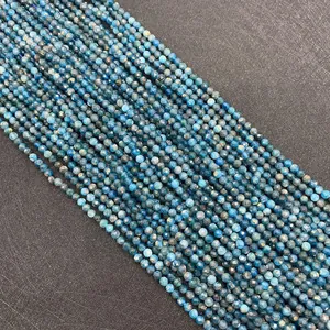 Dettaglio di perle sfaccettate in apatite blu naturale per la creazione di gioielli