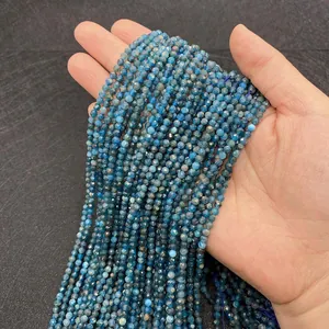 Dettaglio di perle sfaccettate in apatite blu naturale per creazione gioielli