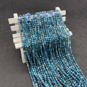 Dettaglio di perle tonde sfaccettate in apatite blu per la creazione di gioielli