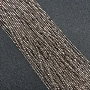 Vue détaillée de perles facettées en quartz fumé pour la création de bijoux DIY