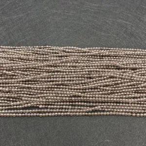 Vue macro de perles rondes facettées en quartz fumé de 2mm pour création de bijoux DIY