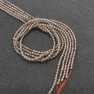 Gros plan de perles facettées en quartz fumé pour la création de bijoux DIY