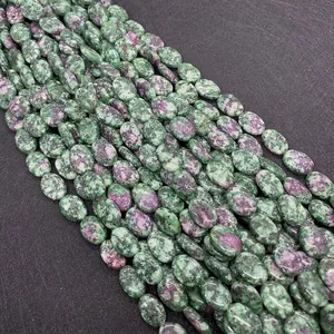 Vista macro di perle ovali in Rubino Zoisite con trame minerali naturali verdi e viola