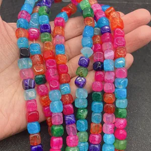 Macro-opname van kleurrijke 8x8mm drakenader agaat kubus kralen voor DIY sieraden