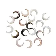 Detailansicht von Mondsichel-Anhängern aus Muschel in schillernden Farben für DIY-Schmuck