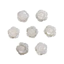 Detailansicht von sieben weißen Rosenanhängern mit Perlglanz-Finish für DIY-Schmuckherstellung