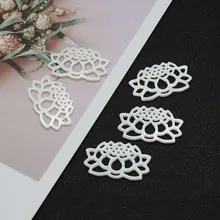 Makro-Detail von geschnitzten Lotusblumen-Anhängern aus Muschel für DIY Schmuck