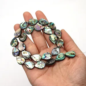 Makroaufnahme irisierender Abalone-Muschelperlen in Tropfenform für DIY-Schmuck