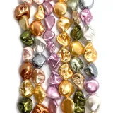 Nahaufnahme bunter Barockperlen in Metallic-Tönen für DIY-Schmuckherstellung