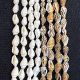 Detailansicht von natürlichen Muschelperlen in Weiß und Braun für DIY Schmuckdesign