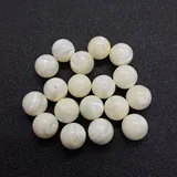 Makroaufnahme von 15 weißen Muschelperlen mit natürlichem Perlmuttglanz für DIY-Schmuckherstellung