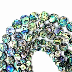 Vue macro de perles d'abalone naturelles irisées pour création de bijoux DIY