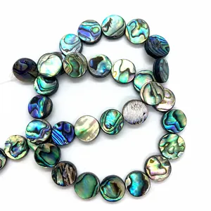 Makroansicht schillernder Abalone-Muschelperlen mit glänzenden Regenbogen-Texturen