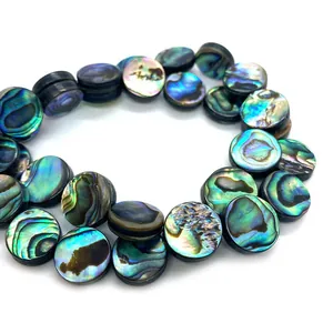 Makroansicht natürlicher Abalone-Muschelperlen mit schillernder blau-grüner Textur