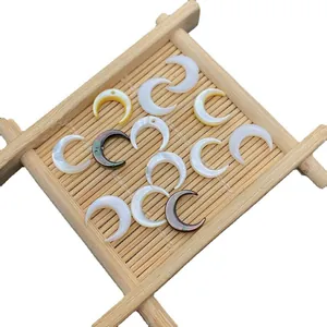 Makro-Detail von mondförmigen Muschel-Anhängern mit natürlichem Perlmutt-Glanz