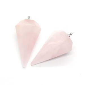 Paire de pendentifs en quartz rose poli en forme de pyramide hexagonale avec fermoir