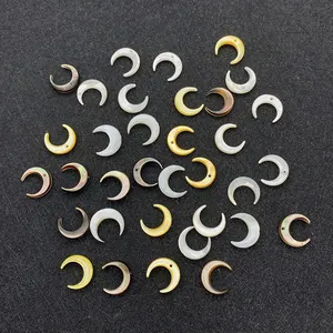 Detailansicht von Mondsichel-Anhängern aus Muschelschale mit Perlmuttglanz für DIY-Schmuck