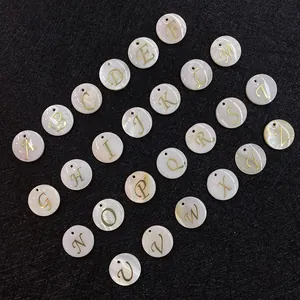 Goldenes Alphabet-Charm-Set auf Perlglanz-Muschelperlen für DIY-Schmuckherstellung