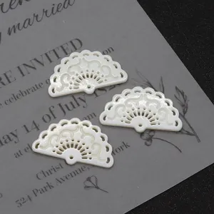 Trois pendentifs en nacre blanche naturelle en forme d'éventail sculpté pour bijoux DIY