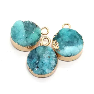 Détail macro de pendentifs ronds en quartz druzy avec bordure dorée pour bijoux DIY