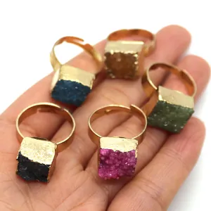 Set di 5 anelli quadrati in pietra naturale druzy con fascia dorata regolabile