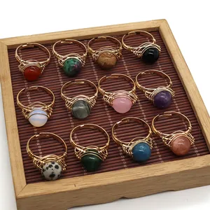 Bagues artisanales en fil de fer avec pierres naturelles variées et anneaux dorés réglables