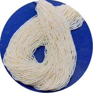 Perline di riso naturali bianche per gioielli fai da te e ricami su sfondo blu scuro
