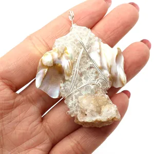 Pendentif fait main en cristal irrégulier et nacre naturelle enroulé de fil d'argent